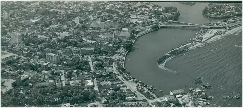Foto 47: [Vista aérea da cidade : Rio Macaé : Oceano Atlântico] : Macaé, RJ