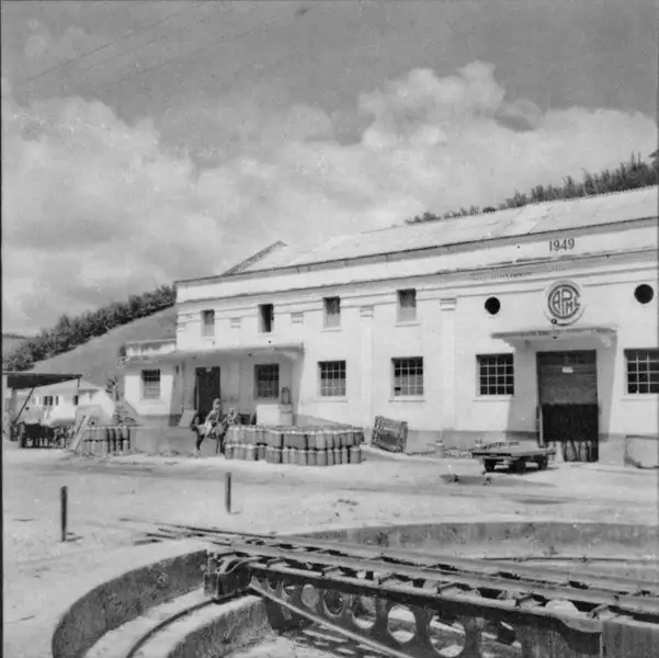 Foto 8: Cooperativa Agro-pecuária de Macuco Ltda (1949) O leite é transportado por caminhões em latões : Município de Macuco (RJ)