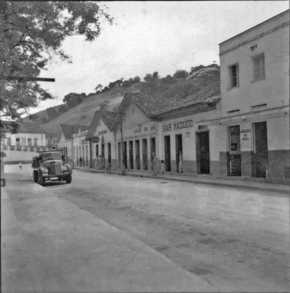 Foto 10: Cidade de Macuco, junto a estação férrea 335 ms. (RJ)