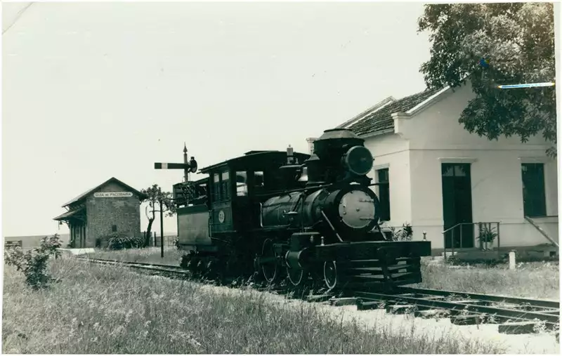 Foto 37: Museu Ferroviário [da Estação] Guia de Pacobaíba : Locomotiva Baroneza : Magé, RJ