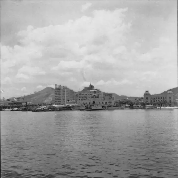 Foto 55: Vista do centro de Niterói, destacando-se a Av. Amaral Peixoto ao fundo (RJ)