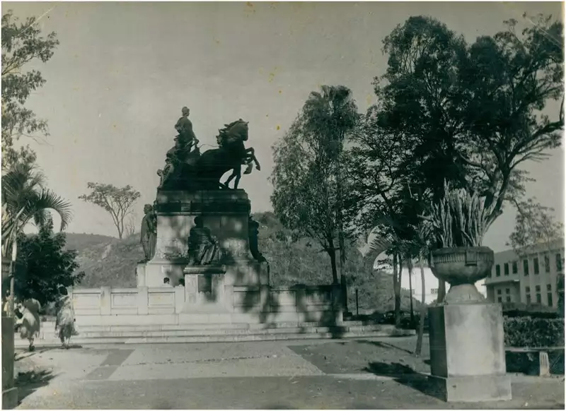 Foto 58: [Monumento Triunfo à República] : Praça da República : Niterói, RJ