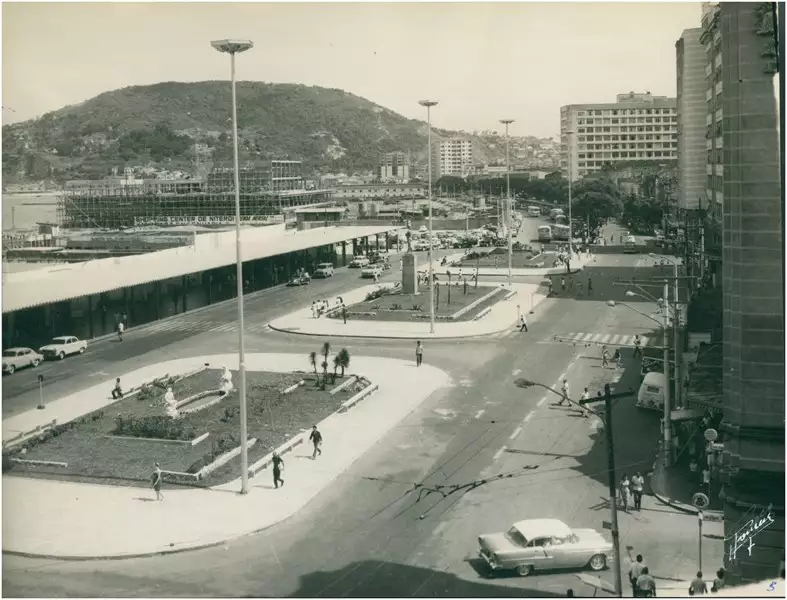 Foto 94: Praça Martim Afonso : [Estação das Barcas : vista panorâmica da cidade] : Niterói, RJ