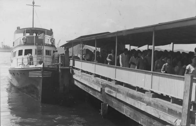 Foto 99: Desembarque de passageiros da barca que faz a travessia da Guanabara : Niterói (RJ)