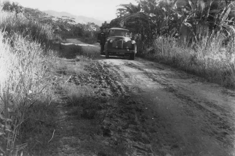 Foto 40: Trecho da estrada de Fontes que liga Paracambi a Presidente Dutra, vendo-se caminho de um lavrador de localidade (RJ)