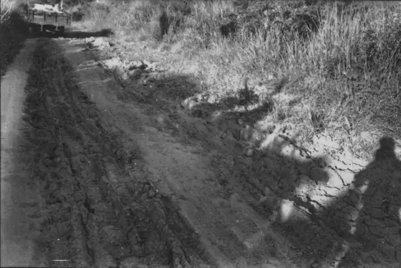Foto 41: Trecho da estrada de Fontes que liga Paracambi a Presidente Dutra, vendo-se caminho de um lavrador de localidade (RJ)