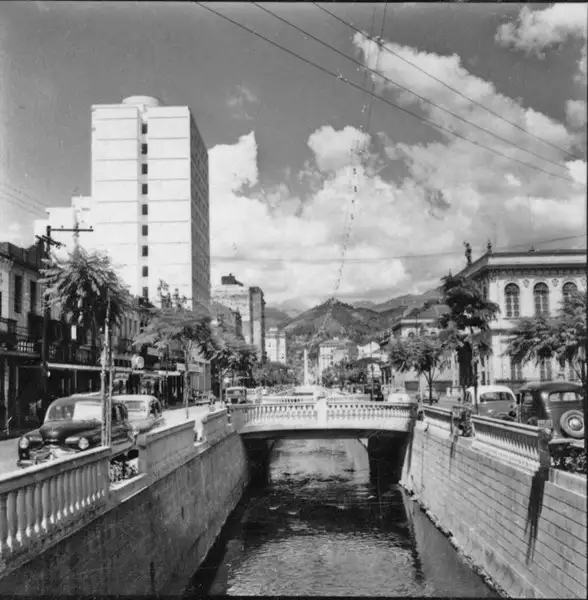 Foto 21: O Rio Piabanha já canalizado, edificações modernas na Av. 15 de Novembro : Petrópolis (RJ)