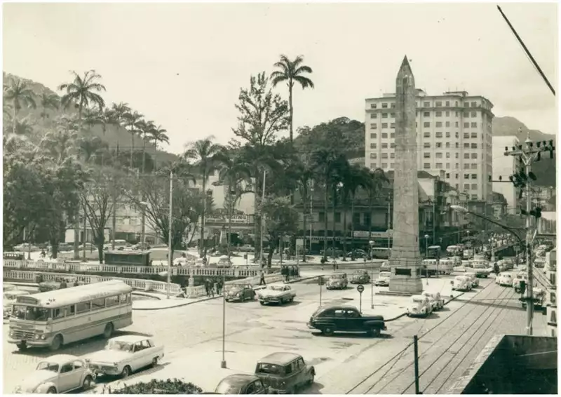 Foto 66: Obelisco dos Colonizadores : [vista parcial da cidade] : Petrópolis, RJ