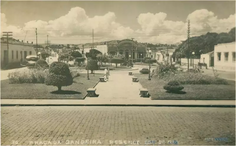 Foto 4: Praça da Bandeira : Estação Ferroviária Central do Brasil : Resende, RJ