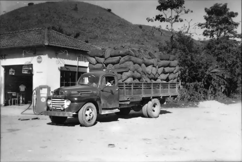 Foto 9: Caminhão carregado de carvão vegetal, vindo de Angra dos Reis, para Barra Mansa, município de Itaverá (RJ