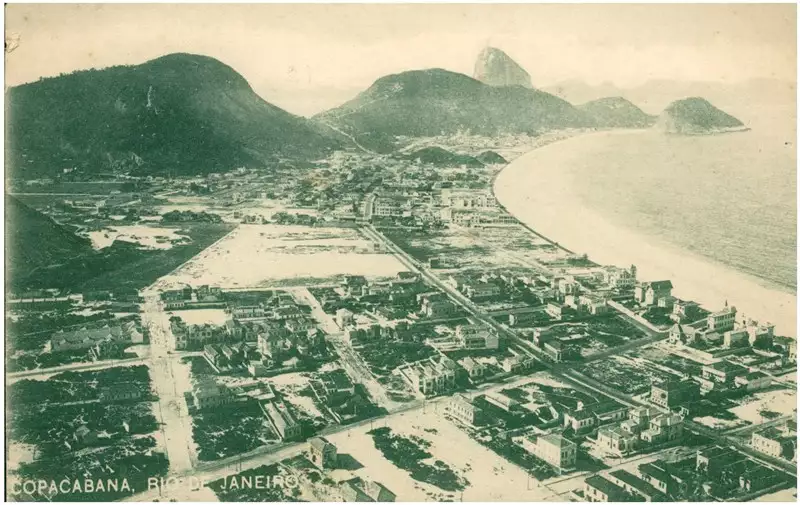 Foto 12: [Vista aérea do] Bairro de Copacabana : [Praia de Copacabana] : Rio de Janeiro (RJ)