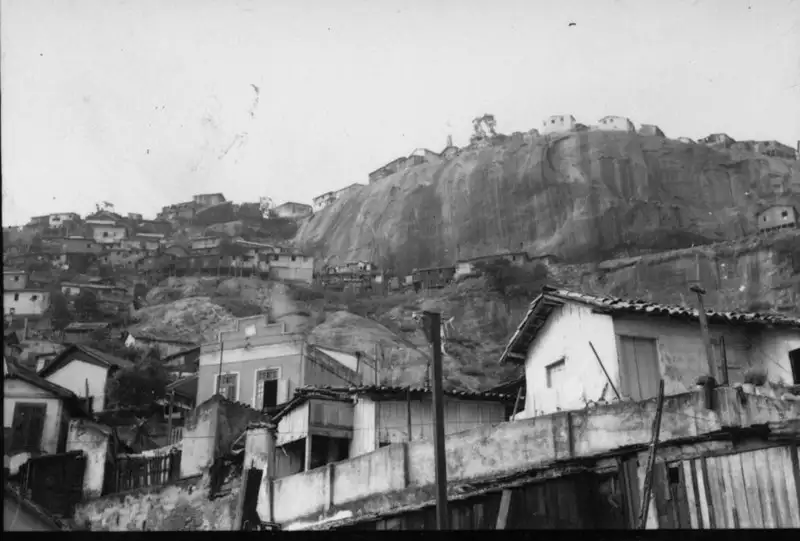 Foto 14: Favelas, próximas a Central do Brasil (RJ)