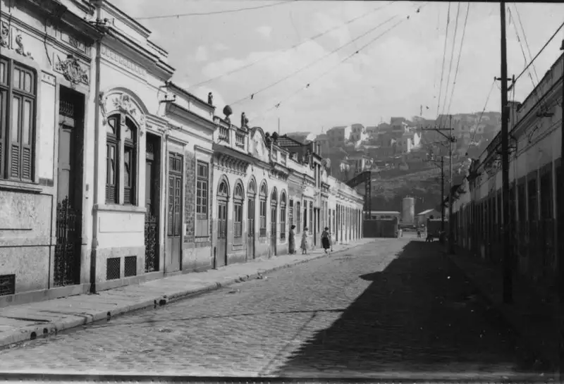 Foto 184: Rua transversal da Avenida Presidente Vargas, na Cidade Nova : linha central e morro São Diogo ao Fundo (RJ)
