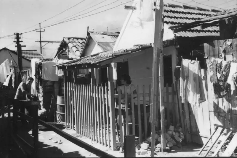 Foto 195: Favela do Engenho Novo, junto a linha da Central (RJ)
