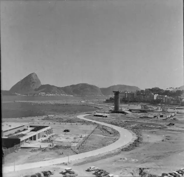 Foto 474: Aterro : Monumento aos Pracinhas, no início da construção. Ao fundo, o Pão de Açúcar e a Urca. (RJ)