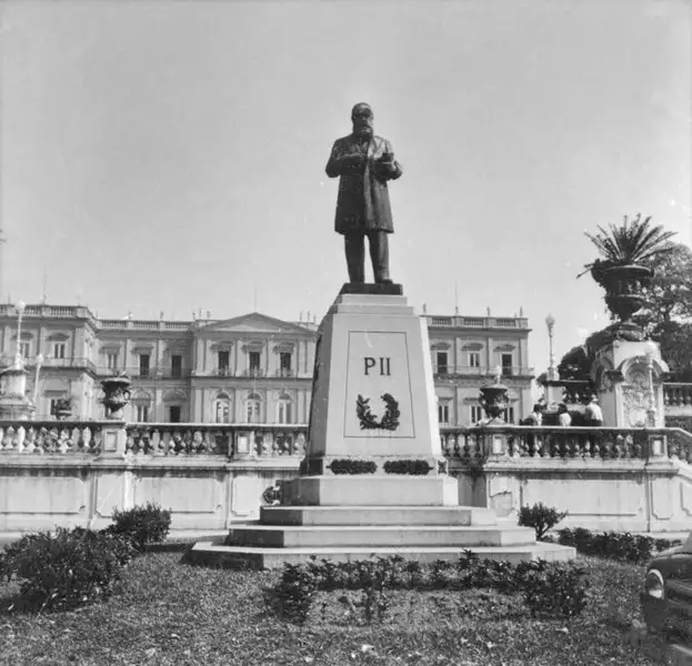 Foto 543: Estátua D. Pedro II, ao fundo o Museu Nacional (RJ)
