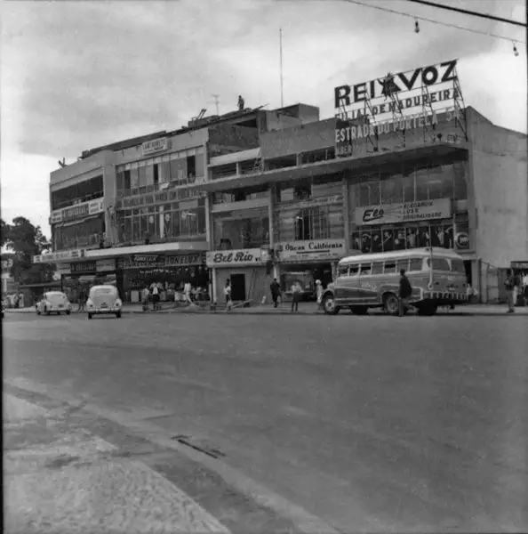 Foto 597: Casas comerciais perto do viaduto de Madureira (RJ)