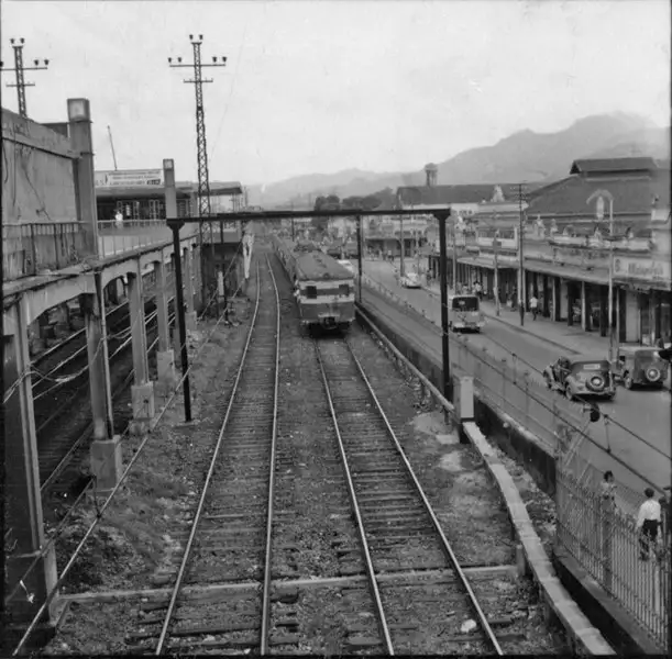 Foto 601: Estação de Madureira, vendo-se a chegada do trem (RJ)