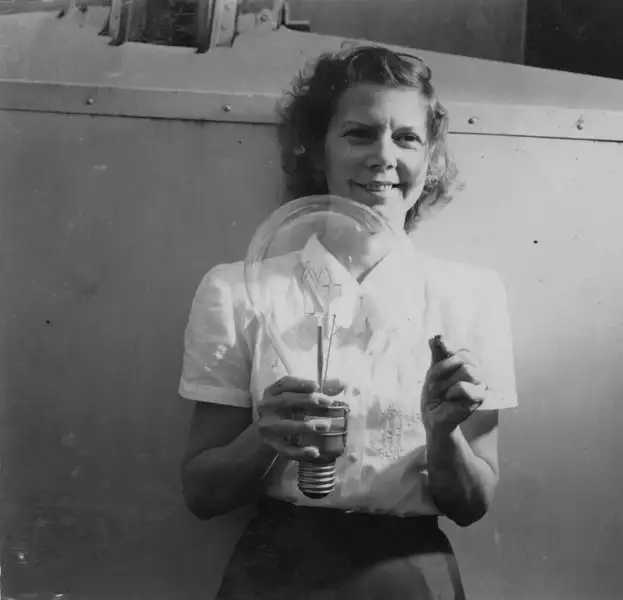 Foto 768: Mulher segurando produtos da fábrica de lâmpadas G.E. (RJ)