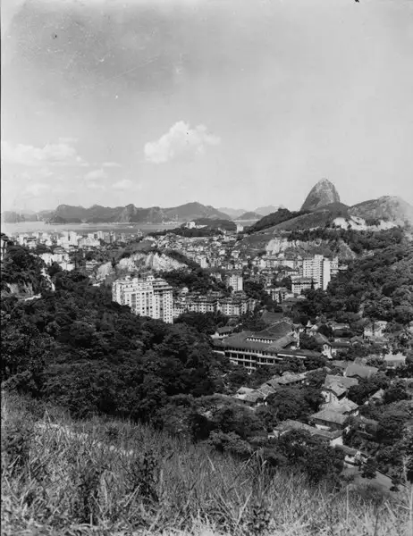 Foto 891: Vista parcial da praia de Botafogo, ao fundo o Pão de Açúcar (RJ)
