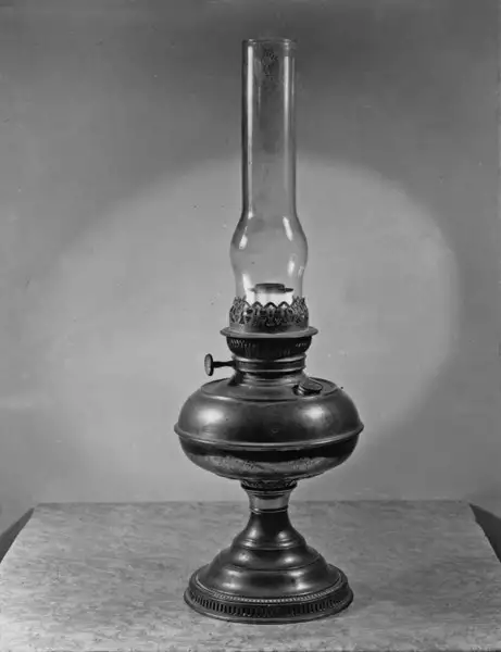 Foto 904: Antiguidade : lampião de querosene (RJ)