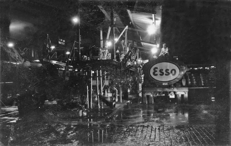 Foto 1000: Ilha Noturna : Depósito da Esso na Ilha do Governador (RJ)