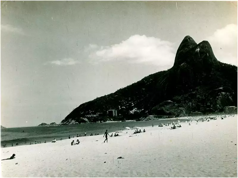 Foto 1049: Praia do Leblon : [Morro Dois Irmãos] : Rio de Janeiro (RJ)
