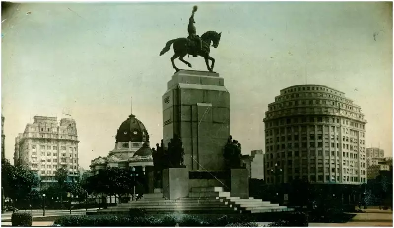 Foto 1108: Praça Paris : Monumento ao Marechal Deodoro da Fonseca : [Edifício Brasília] : Rio de Janeiro (RJ)