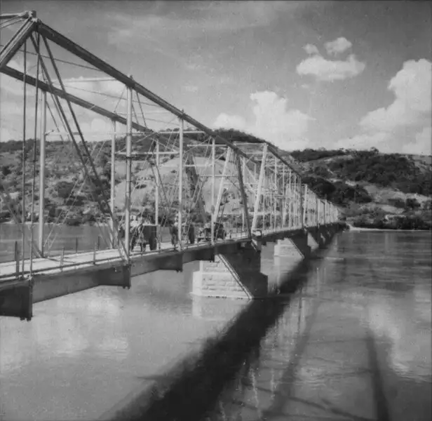 Foto 18: Antiga ponte ferroviária da E. F. Leopoldina : Município de São Fidelis (RJ)