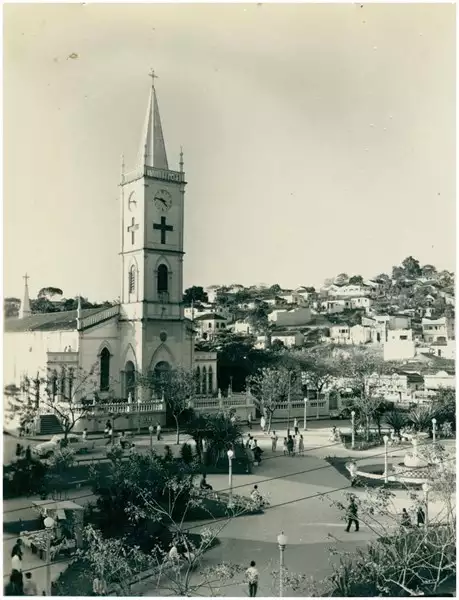 Foto 7: Praça Getúlio Vargas : [Matriz de São João Batista] : vista parcial da cidade : São João de Meriti, RJ