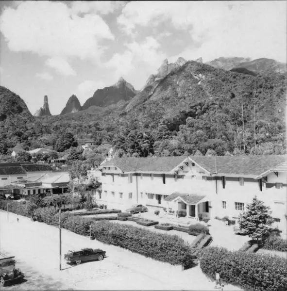 Foto 27: Vista panorâmica do Dedo de Deus e Nariz do Frade : no primeiro plano o Hotel Higino, um dos mais antigos da região : Teresópolis (RJ)