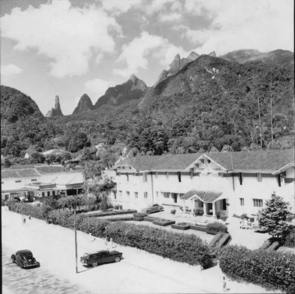 Foto 28: Vista panorâmica do Dedo de Deus e Nariz do Frade : no primeiro plano o Hotel Higino, um dos mais antigos da região : Teresópolis (RJ)