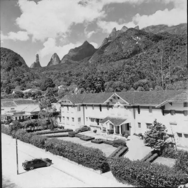 Foto 29: Vista panorâmica do Dedo de Deus e Nariz do Frade : no primeiro plano o Hotel Higino, um dos mais antigos da região : Teresópolis (RJ)