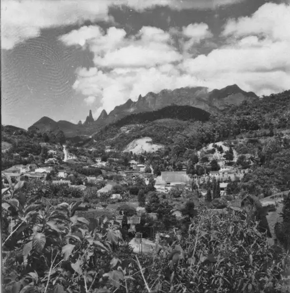 Foto 32: Aspecto de Teresópolis, do alto do vale do Paraíba : Ao fundo a Serra dos Órgãos (RJ)