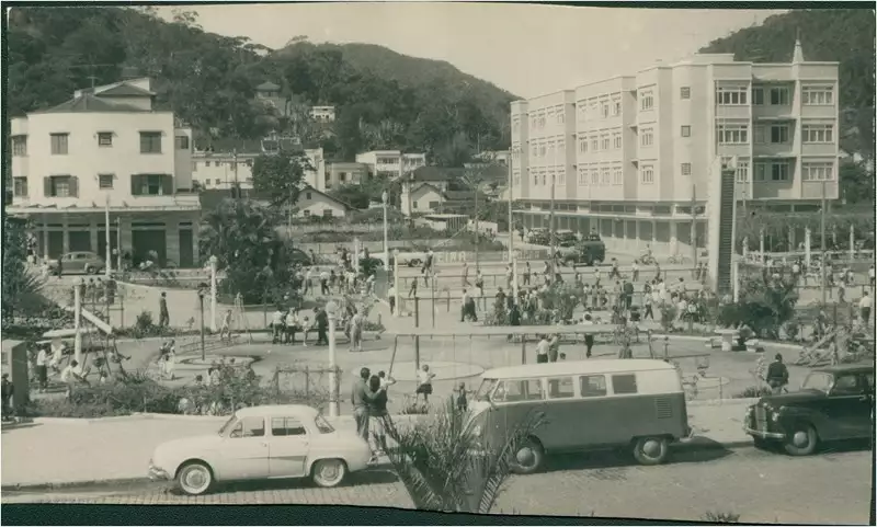 Foto 46: Praça Luís de Camões : [vista parcial da cidade] : Teresópolis, RJ