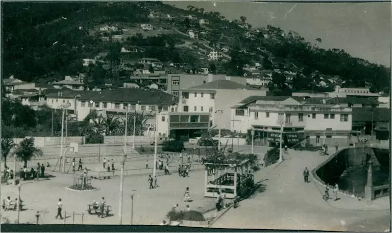 Foto 47: Praça Luís de Camões : [vista panorâmica da cidade] : Teresópolis, RJ