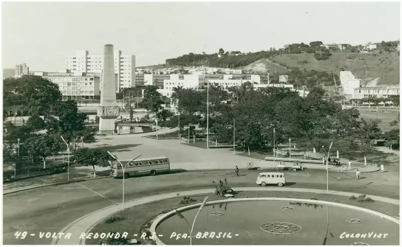 Foto 58: Fonte Luminosa : Praça Brasil : Obelisco : [vista panorâmica da cidade] : Volta Redonda, RJ