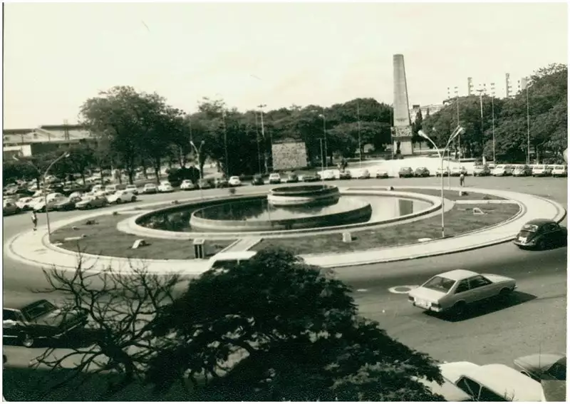 Foto 59: Praça Brasil : Fonte Luminosa : Obelisco : Volta Redonda, RJ