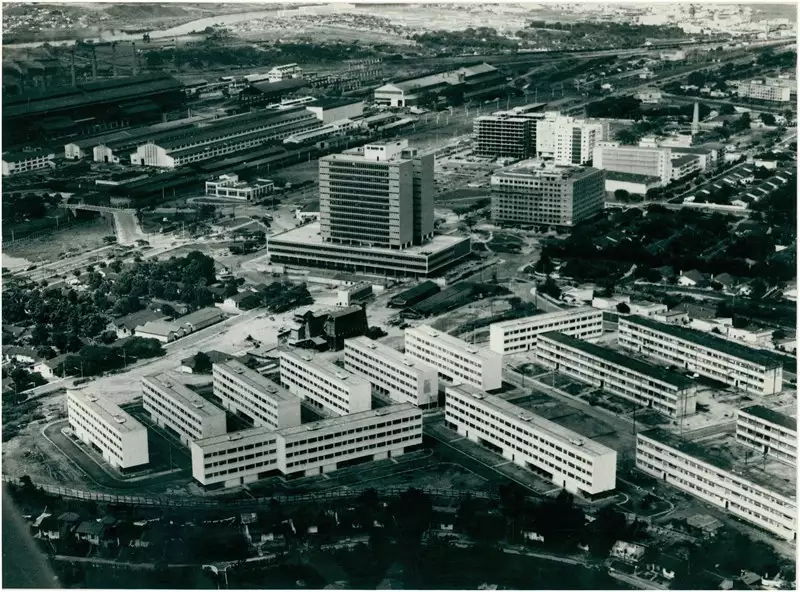 Foto 72: Conjuntos residenciais da Companhia Siderúrgica Nacional : [Vista aérea da cidade] : Volta Redonda, RJ