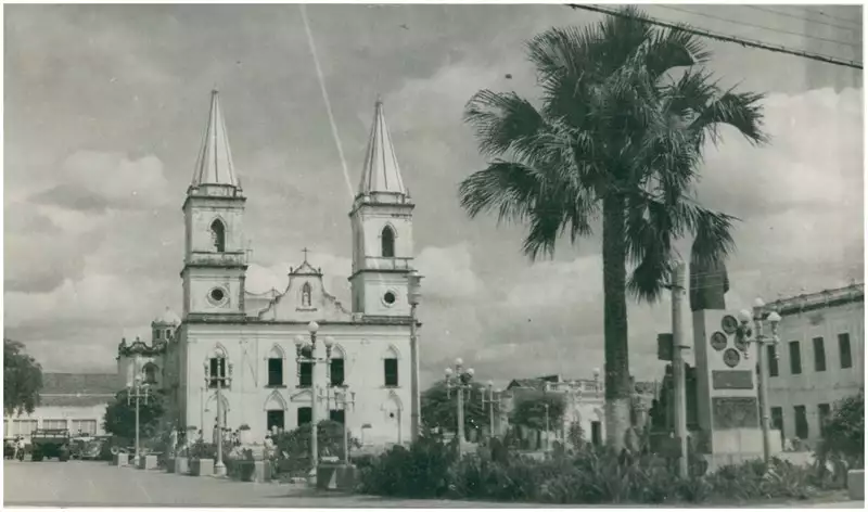 Foto 10: [Praça Vigário Antônio Joaquim] : Catedral de Santa Luzia : Mossoró, RN