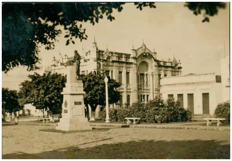 Foto 151: Praça 7 de Setembro : [Monumento à Independência : Palácio Felipe Camarão] : Natal, RN