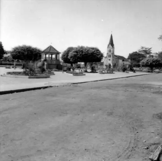 Foto 15: Principal praça de Guajará - Mirim (RO)