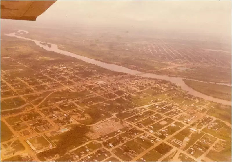 Foto 8: Vista aérea [da cidade : Cemitério da Saudade : Ponte sobre o Rio Machado : Rio Ji-Paraná] : Ji-Paraná, RO