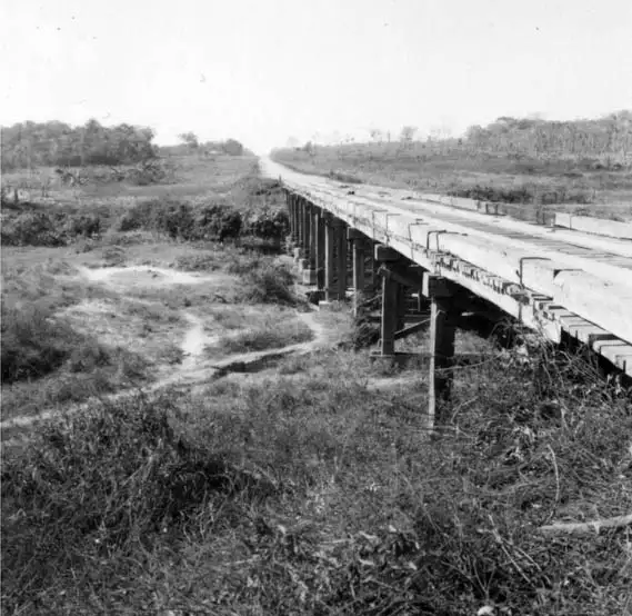 Foto 8: Ponte sôbre o Riozinho a 12,5 km a noroeste da balsa da BR-364 sobre o Ji-Paraná, em Pimenta Bueno (RO)