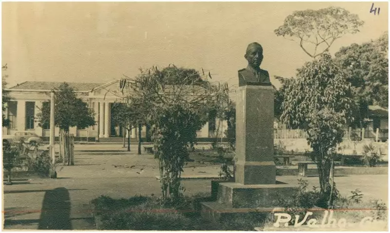 Foto 71: Praça General Rondon : [Busto de Marechal Rondon] : Fórum [Ruy Barbosa] : Porto Velho, RO