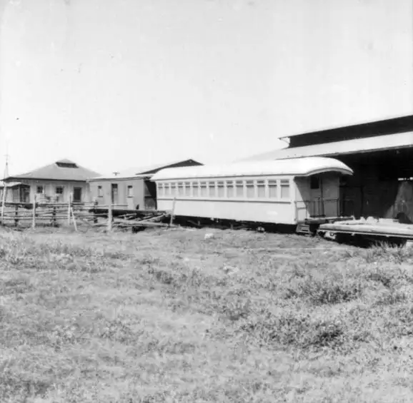 Foto 89: Aspecto do interior do pátio da Estrada de Ferro Madeira-Mamoré, vendo-se os trens (RO)