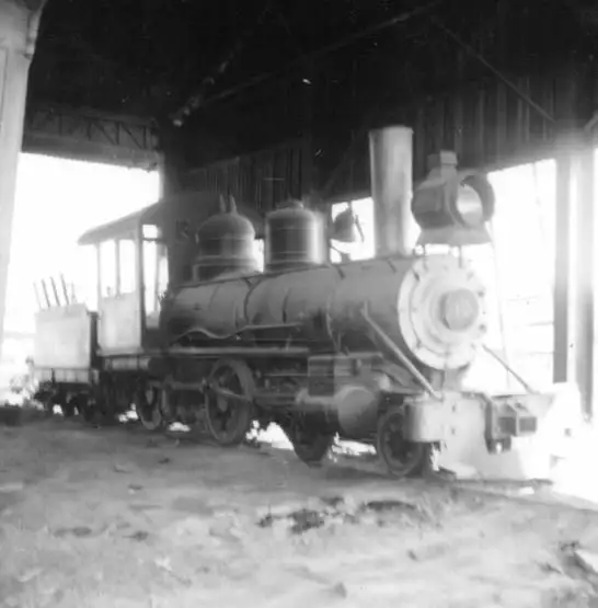 Foto 159: A mais antiga das locomotivas que ainda servem na Estrada de Ferro Madeira-Mamoré recondicionada em suas oficinas no município de Porto Velho (RO)