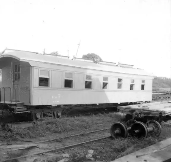 Foto 167: Vagão de passageiros na oficina da Estrada de Ferro Madeira-Mamoré recuperado em suas oficinas de Porto Velho (RO)