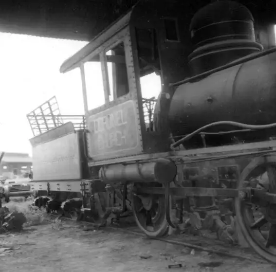 Foto 171: Locomotiva e tender com grade para lenha, em reparos nas oficinas da Estrada de Ferro Madeira-Mamoré em Porto Velho (RO)