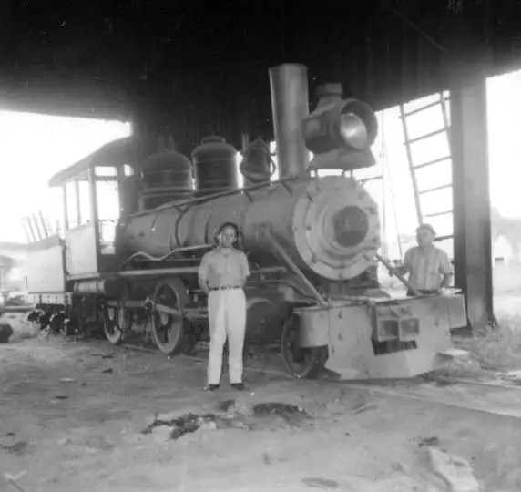 Foto 173: Locomotiva em recuperação nas oficinas da Estrada de Ferro Madeira-Mamoré em Porto Velho (RO)